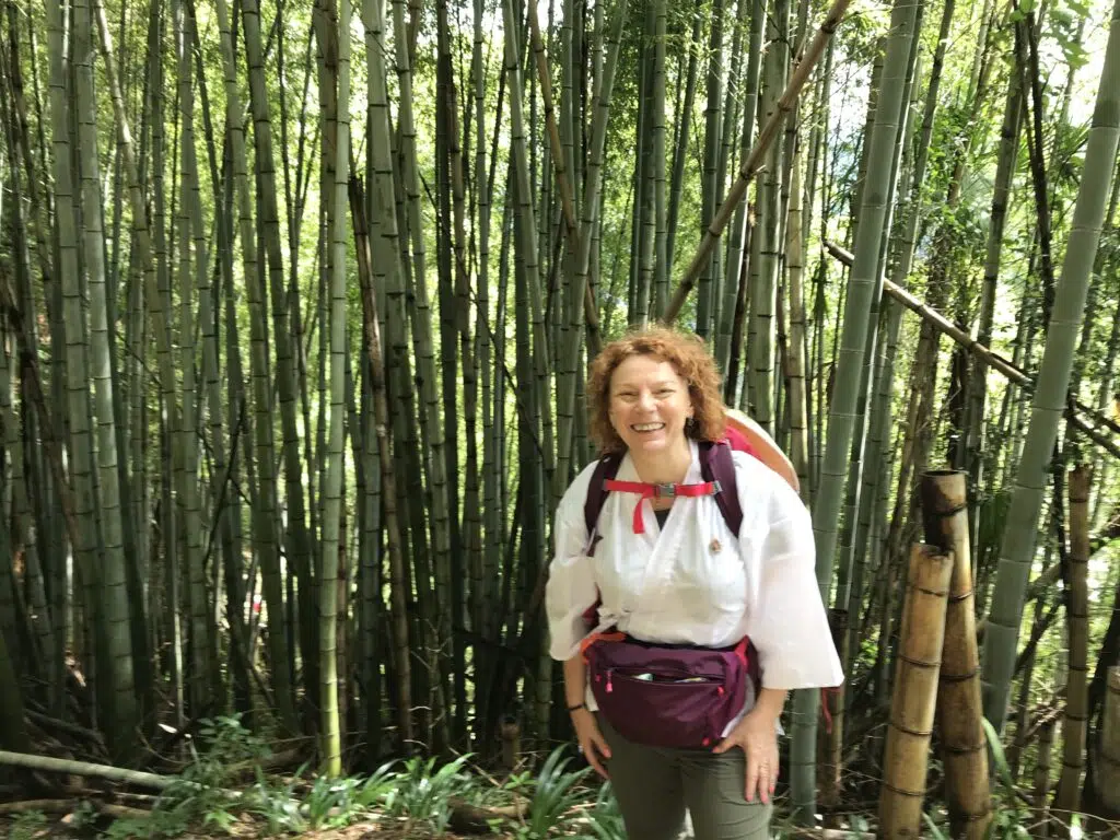 Anneli Shikoku palverännakul, bambusemetsas